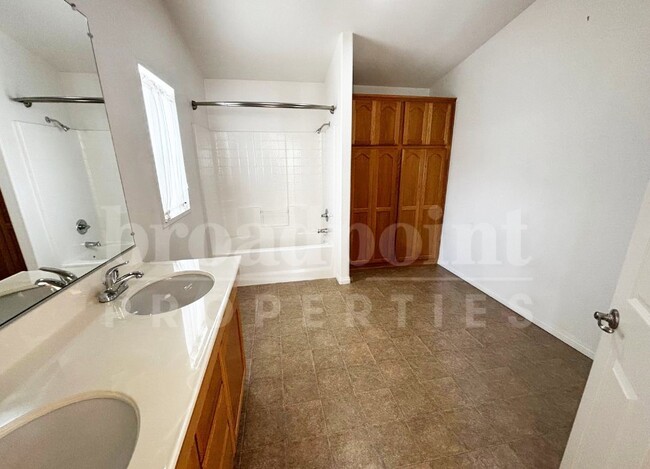 Building Photo - 525 W El Norte Pkwy