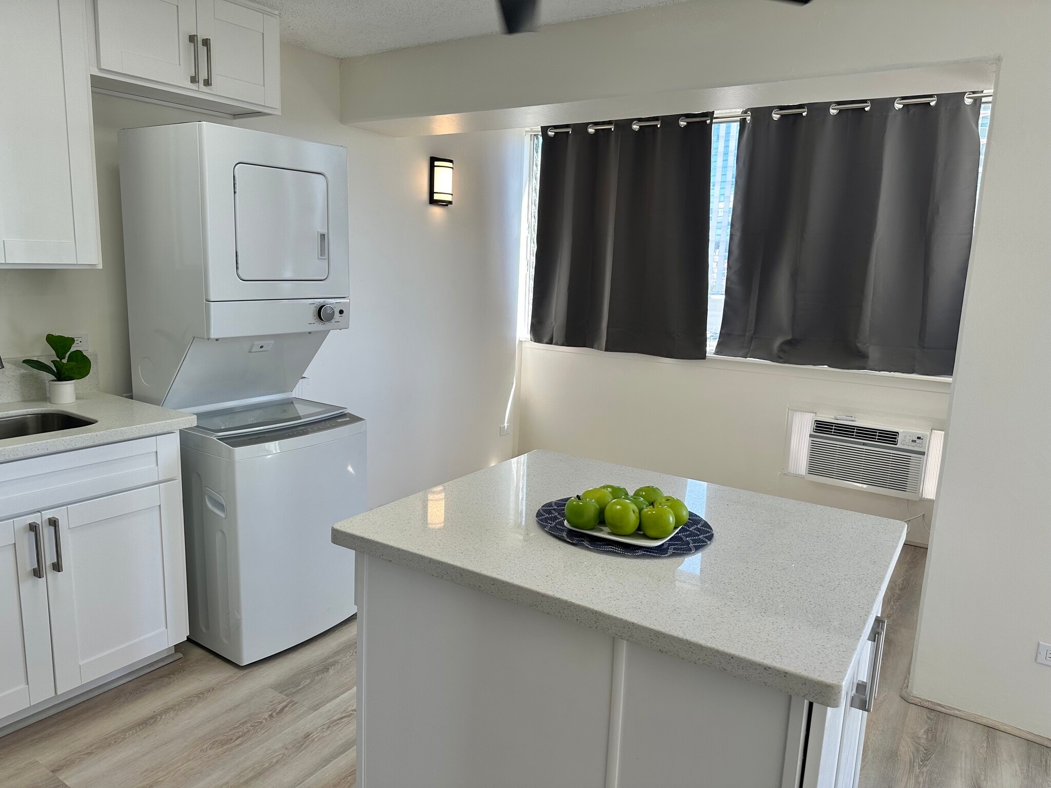 Island kitchen - 818 S King St