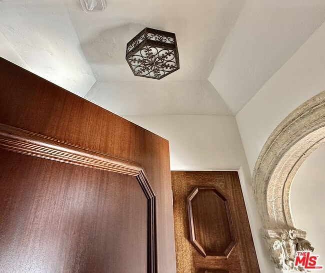 Building Photo - 1302 N Sweetzer Ave