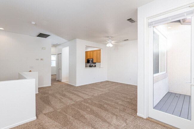 Building Photo - 3 bedroom townhome located In Rancho Carrillo!