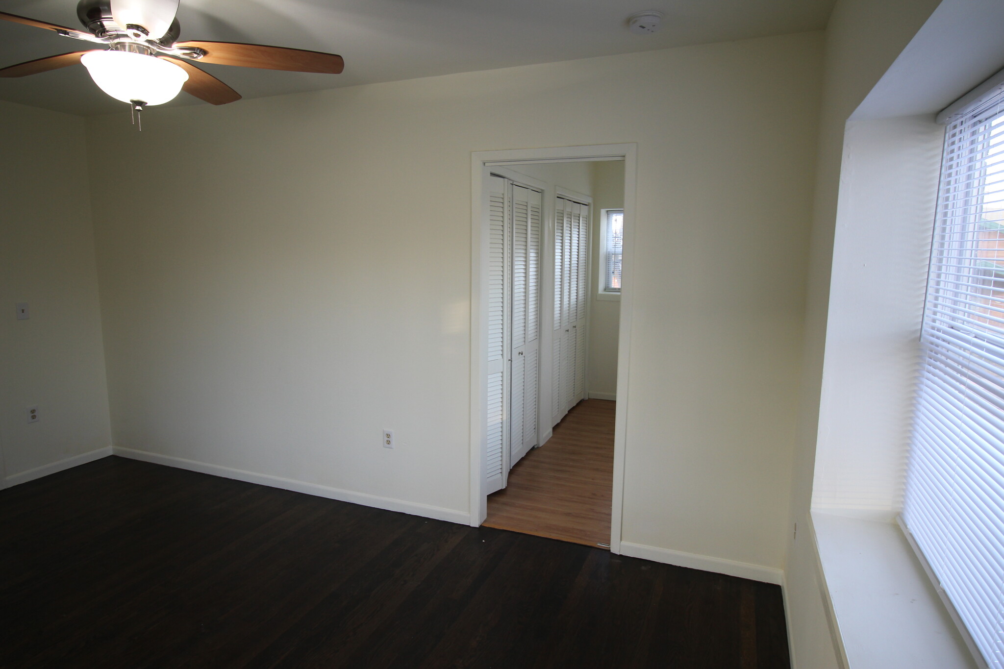 Master Bedroom with walk-in closet - 7219 W Walker St