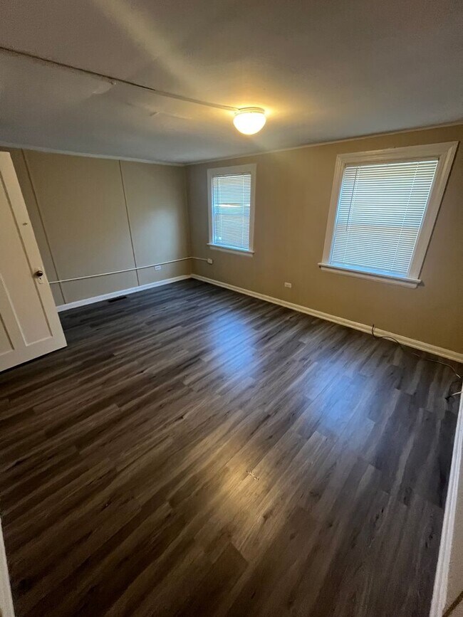 Building Photo - 235 Emming St