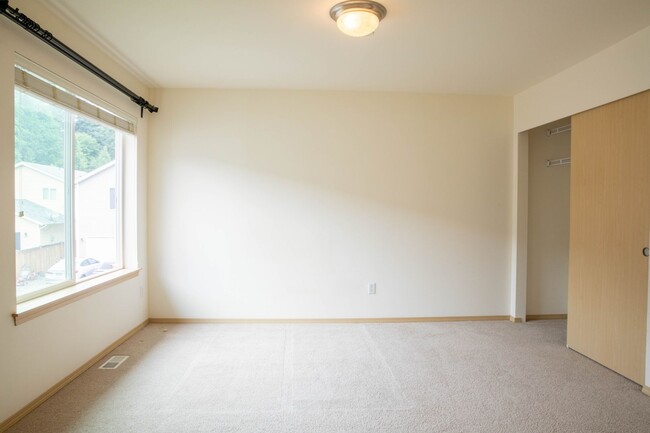 Building Photo - 1255 Burnside Pl