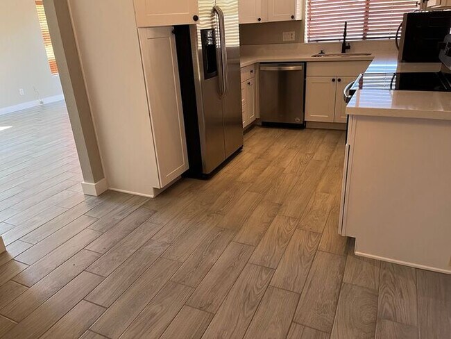 Building Photo - MOVE IN SPECIALS!! Lovely 3BD-2BA Gilbert ...