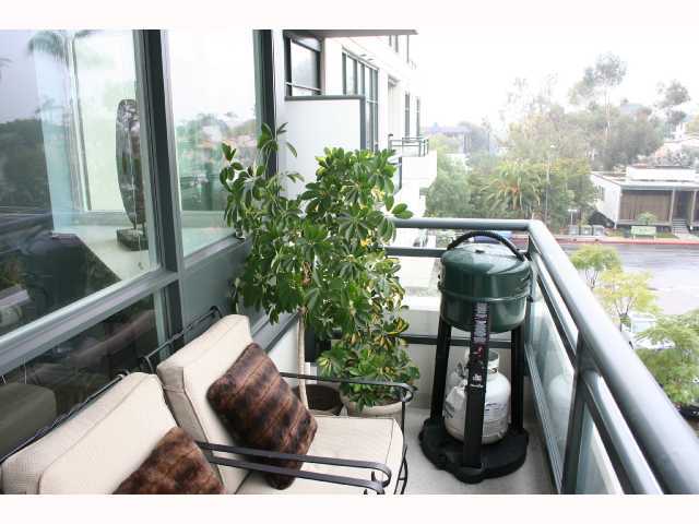 Large Balcony - 475 Redwood St