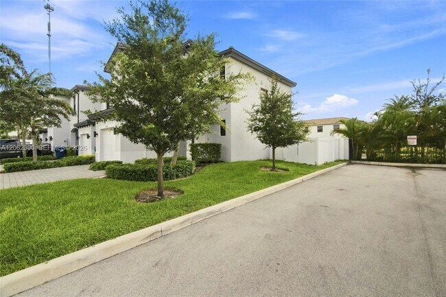 Building Photo - 20369 NW 5th Ct