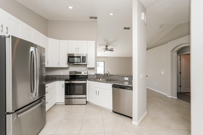 Building Photo - 5169 Ashwood Dr