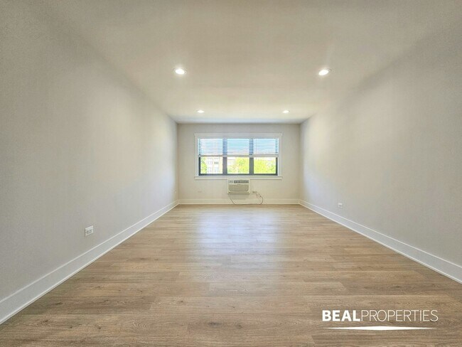 Building Photo - 698 Elm Pl