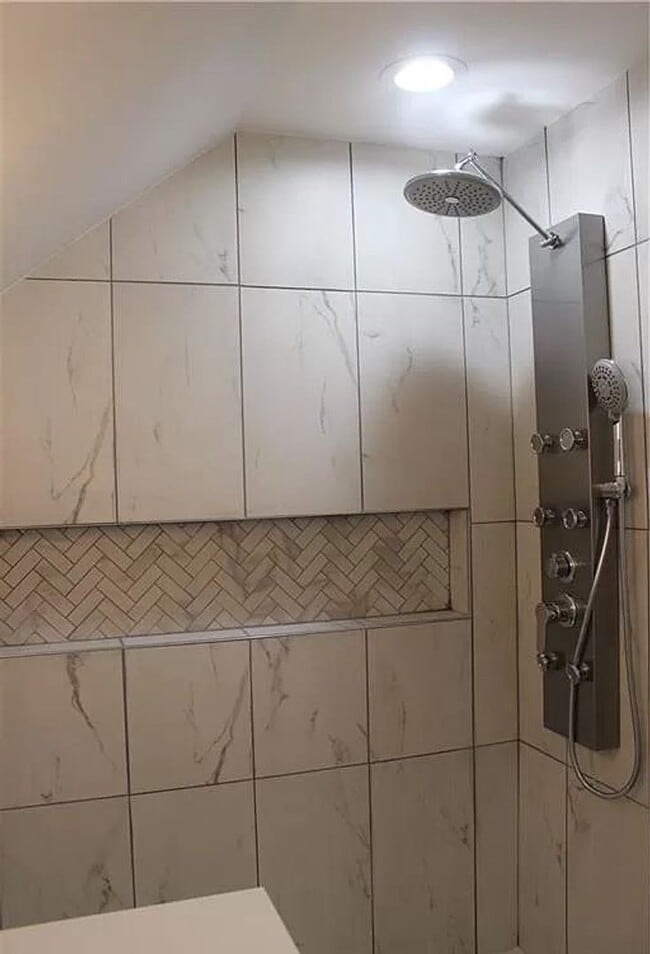 Building Photo - 3 Bedroom home with fenced in backyard and...