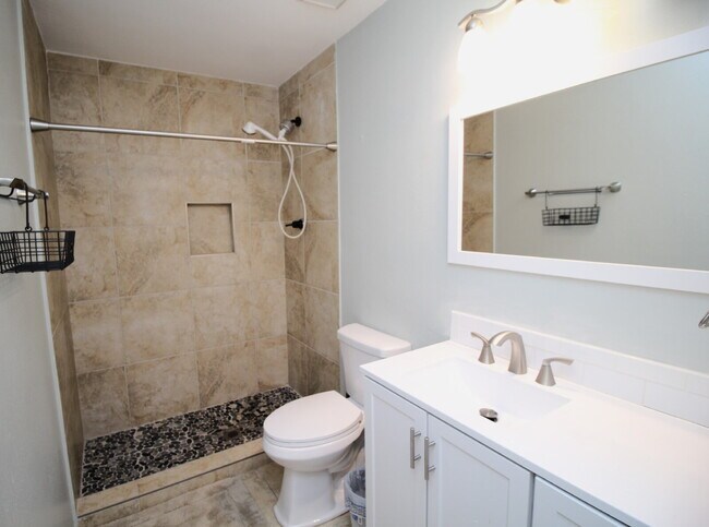 Building Photo - Waterfront Living Nearby – 2/2 Townhouse w...