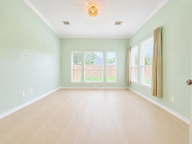 Building Photo - 3043 Summercrest Dr