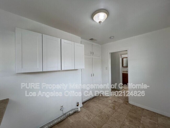 Building Photo - 2667 S Dolphin St