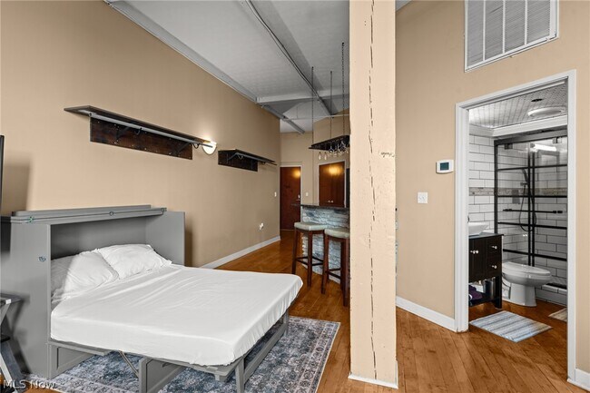 Building Photo - 1133 W 9th St