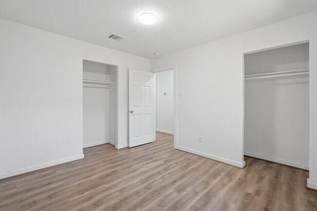 Building Photo - 5962 Ridgeway Dr