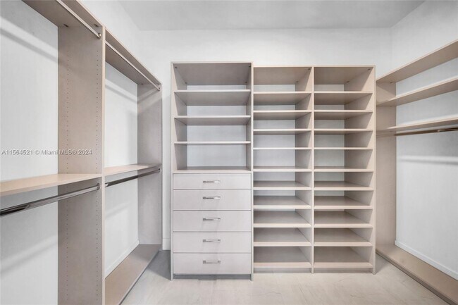 Building Photo - 2921 SW 26th St