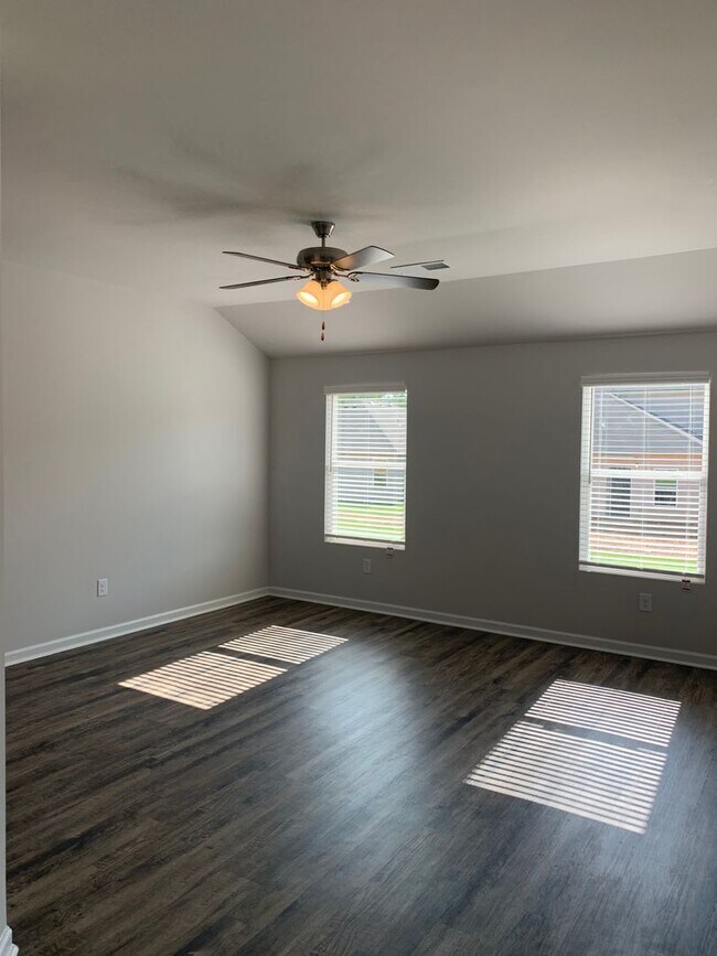 Building Photo - *Pre-leasing* Three Bedroom | Two Bath Hom...