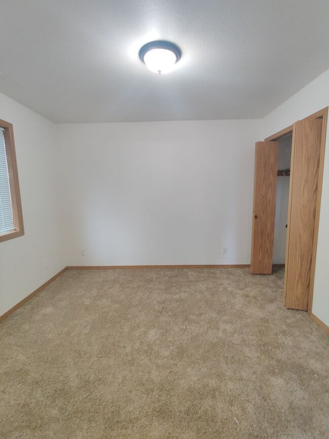 Building Photo - Great South Kennewick location close to fr...