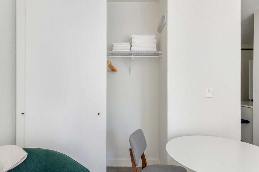 Building Photo - 21 E Chestnut St