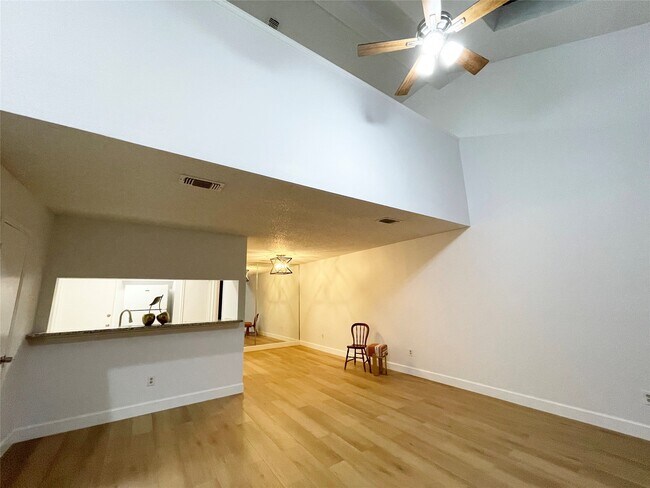 Building Photo - 13716 Hollowgreen Dr