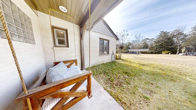 Building Photo - Gorgeous and updated home in Heart of Auburn