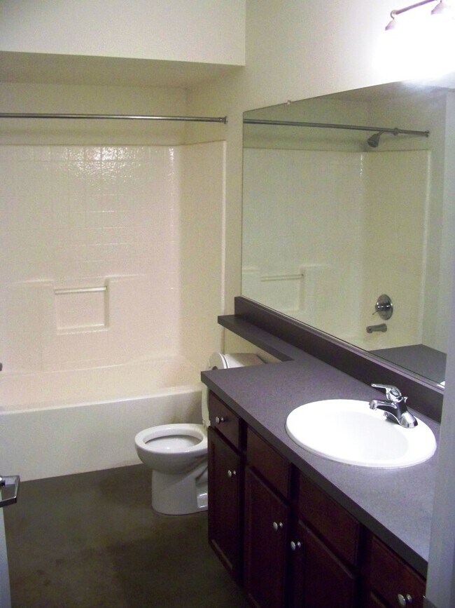 Building Photo - 1 BR / 1 BA Fabulous, One Bedroom in Manch...