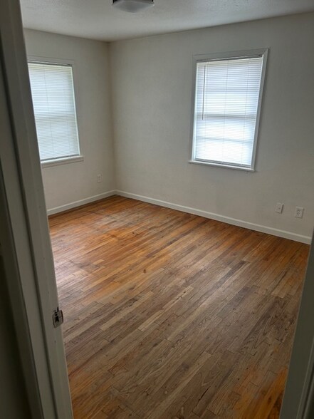 Building Photo - 712 N Wright Ave