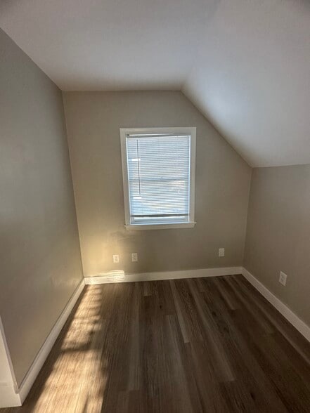 Building Photo - 17 Central St