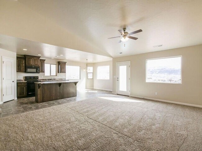 Building Photo - Beautiful 3 Bedroom, 2 bathroom Home in Hu...