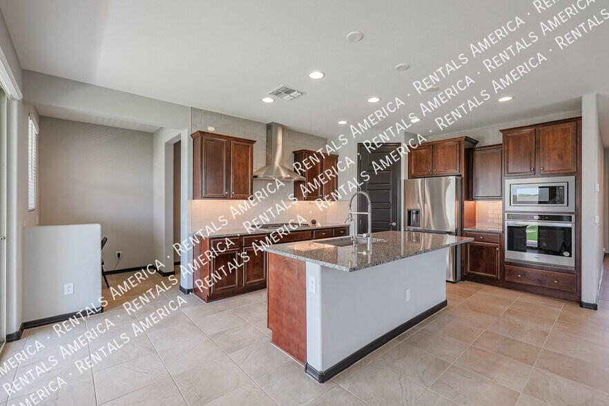 Building Photo - 5610 N 90th Dr