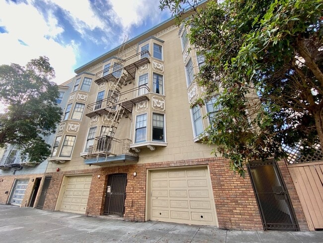 Building Photo - UPDATED 1BR! DISHWASHER! HARDWOOD! Laundry On-Site