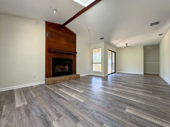 Building Photo - Beautifully Updated 3 Bed 2 Bath Home