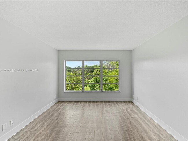 Building Photo - 3150 N Palm Aire Dr