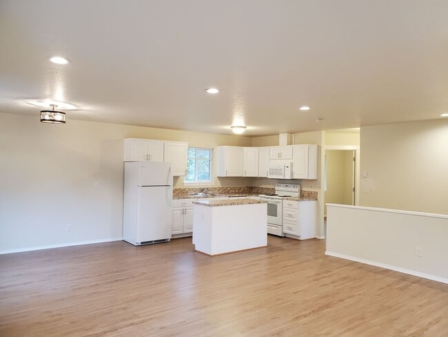 Building Photo - Newer Construction 2 Bedroom, 1 Bathroom, OREGON CITY Ready To Lease!