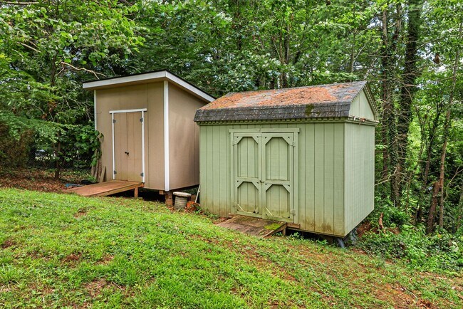 Building Photo - 3-Bedroom Home in North AVL with Studio an...