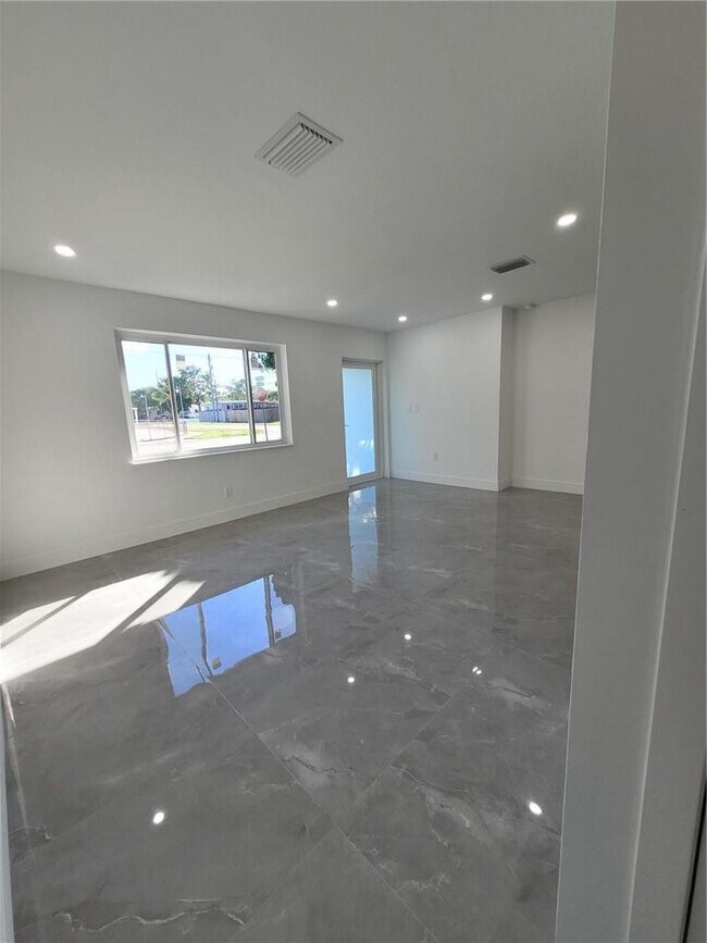 Building Photo - 6041 SW 17th St