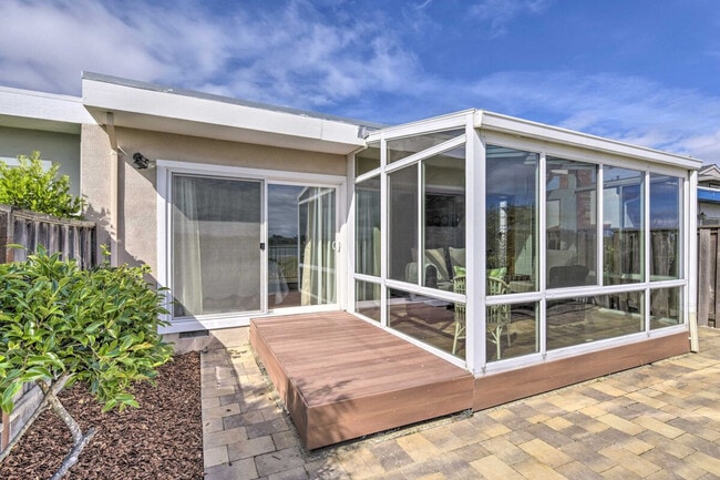 Building Photo - 2606 Bayview Dr