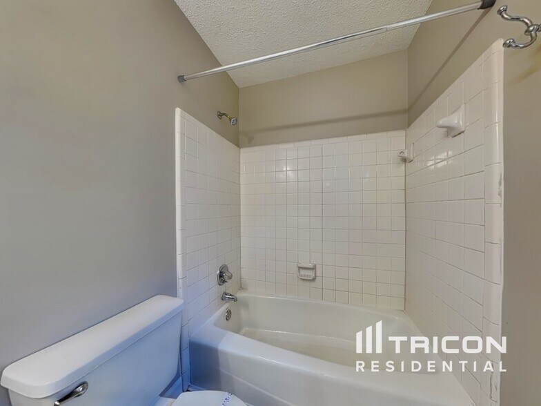 Building Photo - 2615 Sandstone Dr