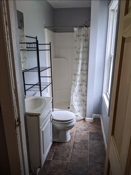 Building Photo - 454 Colchester Ave