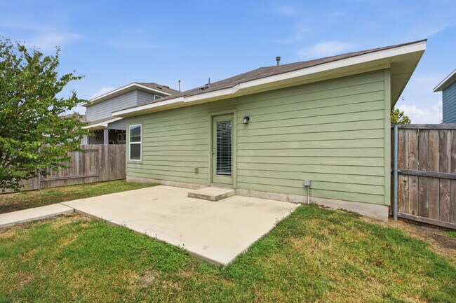 Building Photo - "Charming 3-Bed Oasis in San Marcos with 2 Full Baths – 1424 Sq Ft of Comfort!"