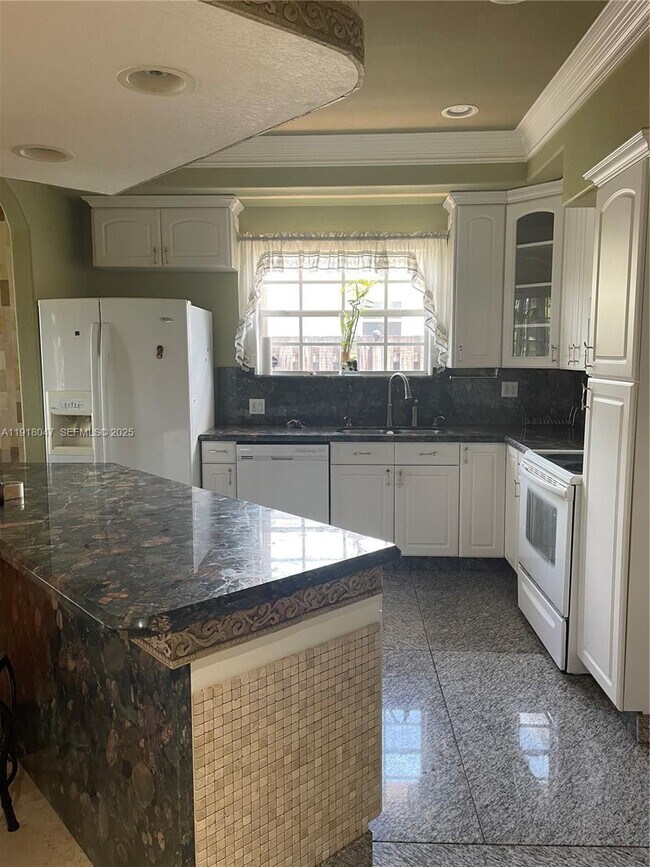 Building Photo - 232 SW 7th Ave