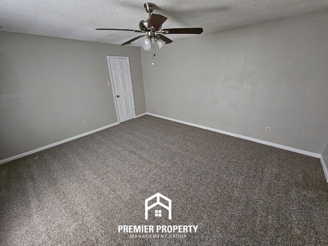 Building Photo - Charming 3-Bedroom Memphis Home with Vaulted Ceilings & Brick Fireplace