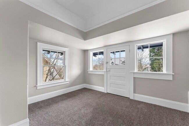 Building Photo - Stunning Craftsmen Beauty 3/1.5  bath 2000 sf! -ALBERTA/CONCORDIA