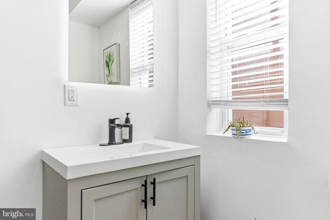 Building Photo - 737 Dolphin St