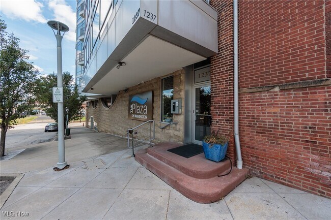 Building Photo - 1237 Washington St