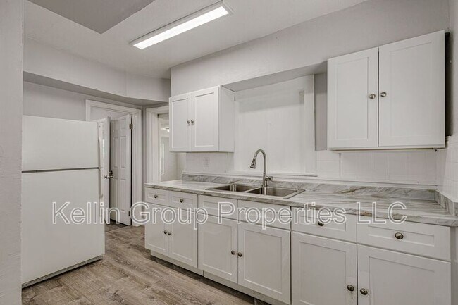 Building Photo - 875 19th Ave S
