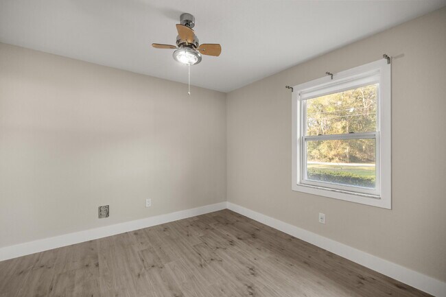 Building Photo - Newly remodeled Lovely 3-bed 2 Bath Home in desirable Location!!