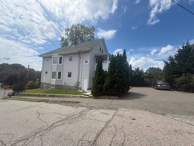 Building Photo - 565 Main St