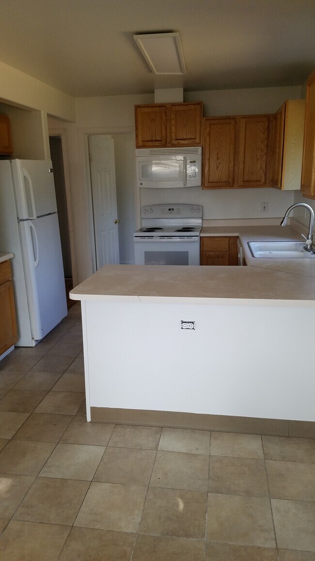 Kitchen - 260 W Jefferson Ave