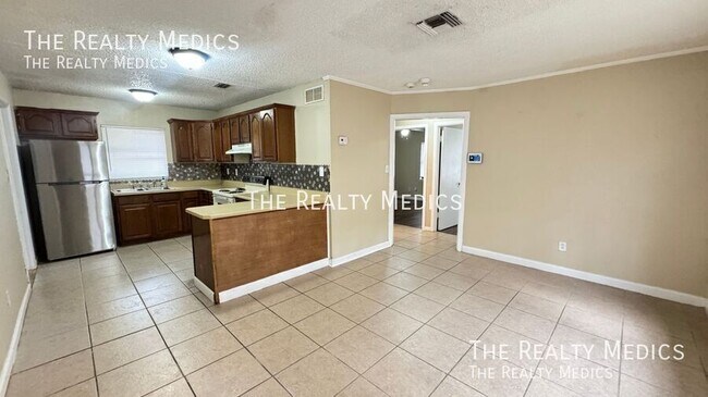 Building Photo - 1100 Santa Anita St