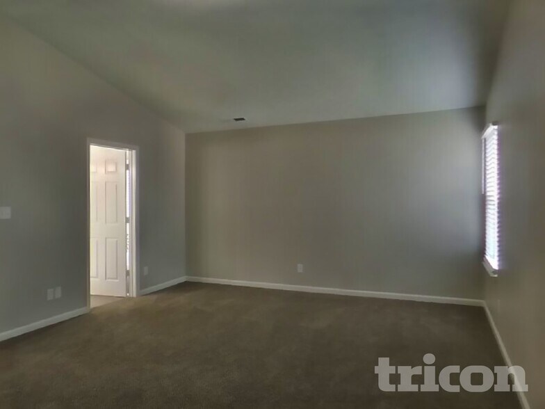 Building Photo - 1233 River Ridge Dr